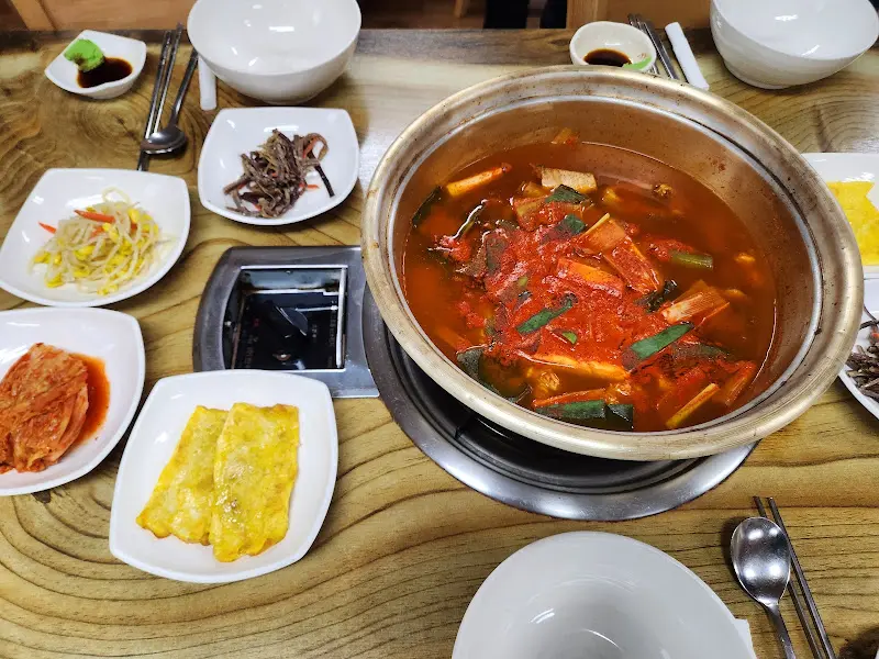 동태찌개와 다양한 밑반찬이 놓인 테이블