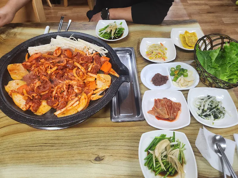 다른 테이블에서 먹고 있는 쭈꾸미 메뉴