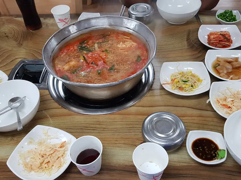 테이블 위에서 보글보글 끓고 있는 동태찌개