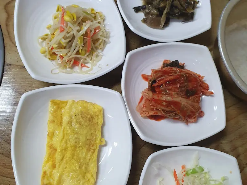 정갈하게 담긴 밑반찬들