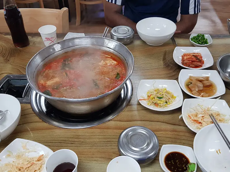 푸짐하게 차려진 동태찌개 테이블