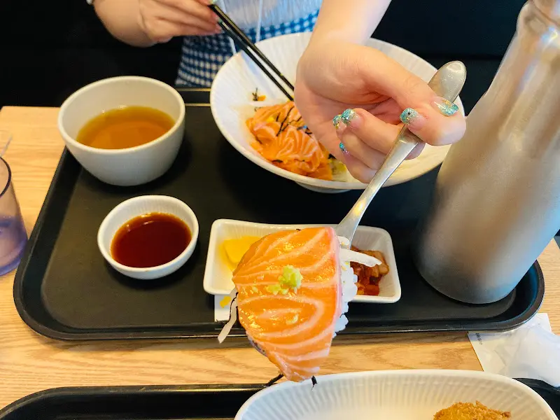 연어덮밥 먹는 모습