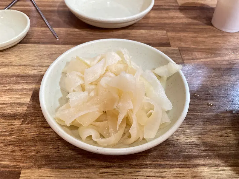 밀면에 곁들여 먹는 무생채