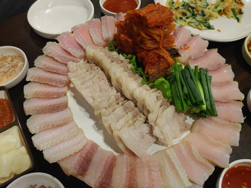 다시 봐도 먹음직스러운 홍어삼합