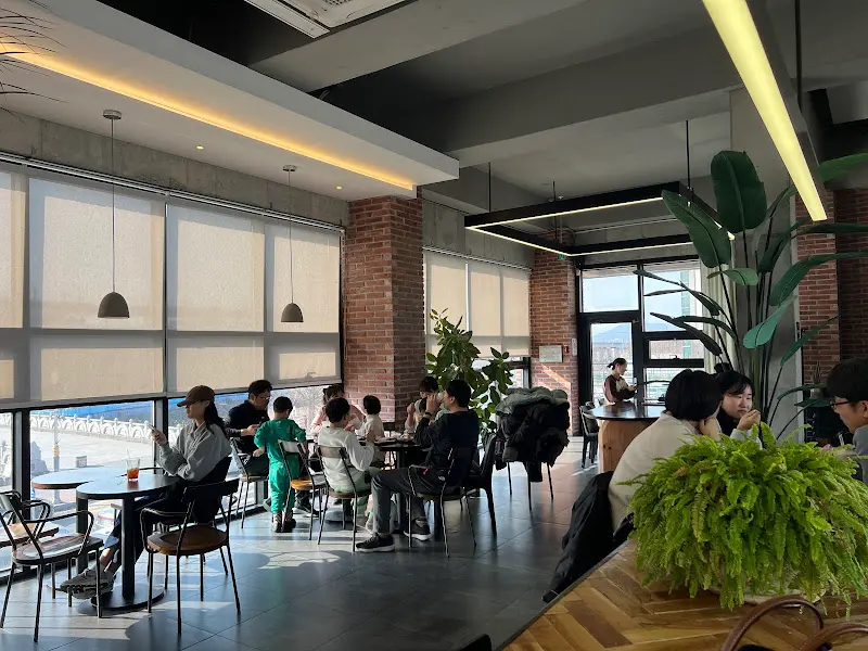 손님들로 북적이는 내부