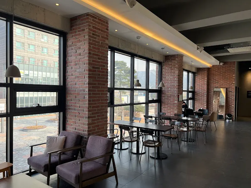 통유리창과 테이블