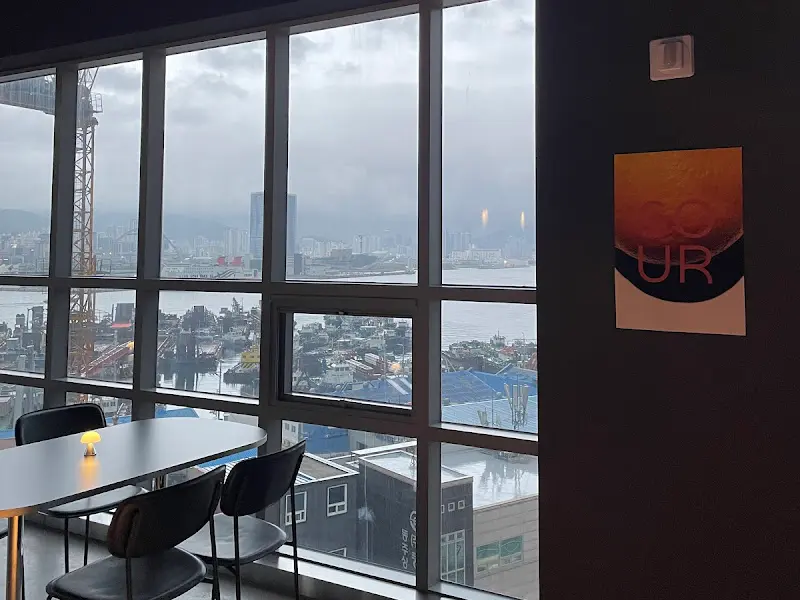 통창으로 보이는 영도 풍경