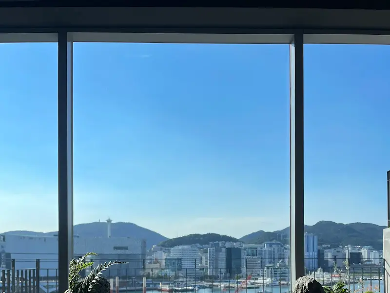 통창으로 보이는 하늘