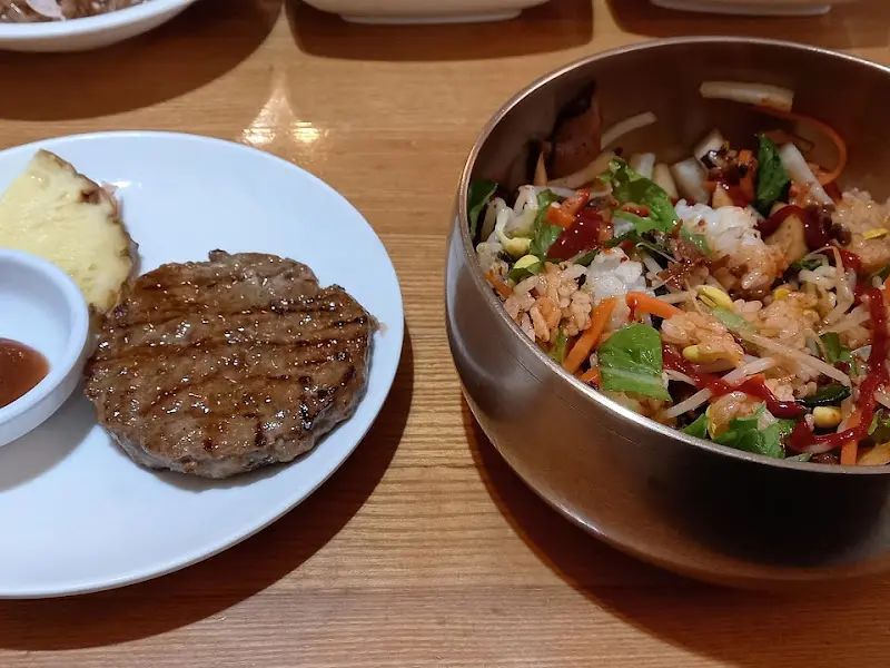 윤기가 흐르는 떡갈비와 푸짐한 비빔밥