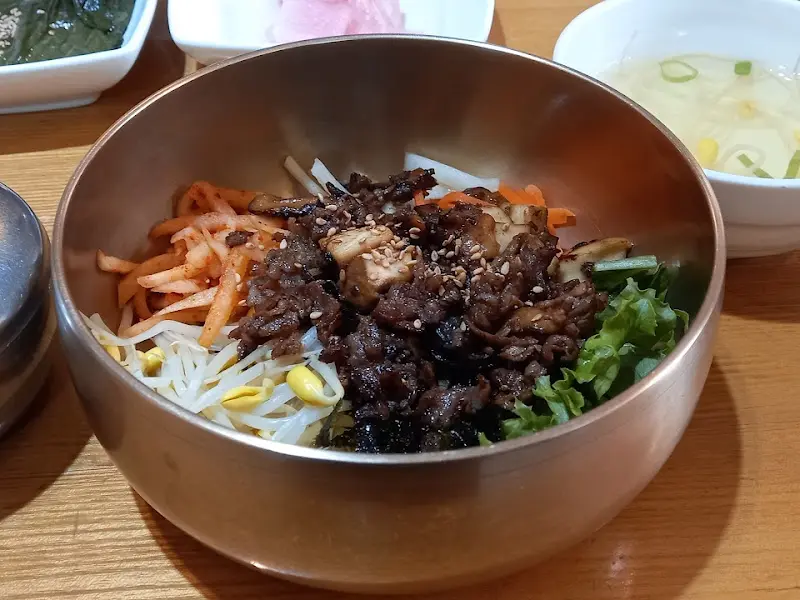 놋그릇에 담겨 나오는 소불고기 비빔밥