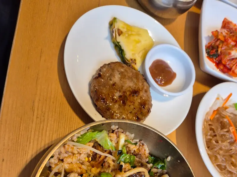 수제 떡갈비와 소스, 파인애플