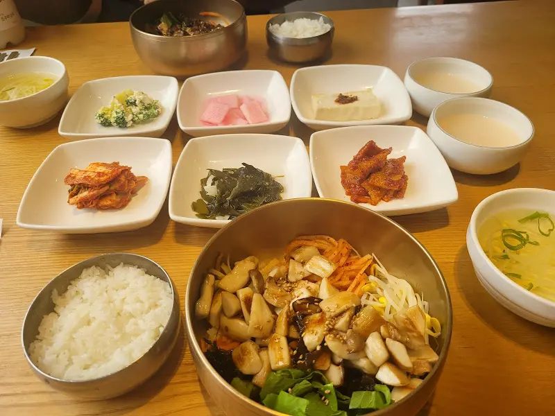 푸짐하게 차려진 한 상