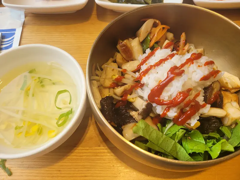 비빔밥에 고추장을 넣어 비비기 전