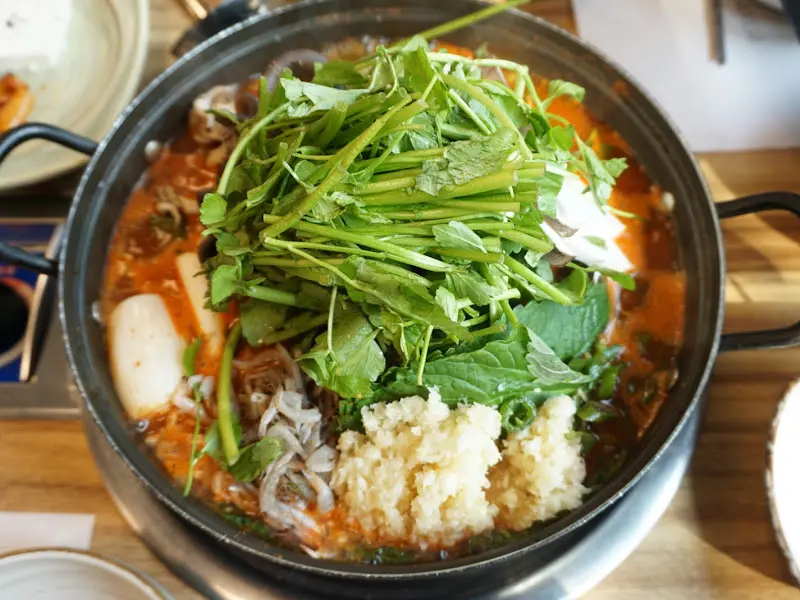 메기, 참게, 미나리가 듬뿍 들어간 매운탕