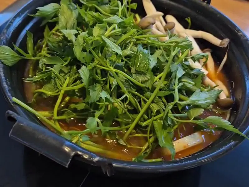 미나리와 숙주가 듬뿍 올려진 샤브샤브 냄비