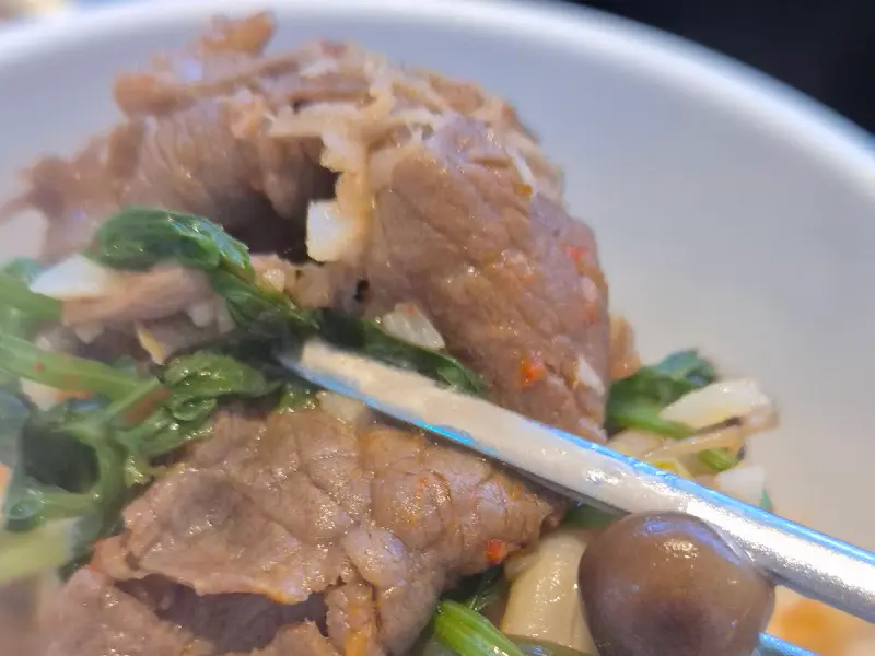 소고기를 미나리와 함께 집어 올린 모습