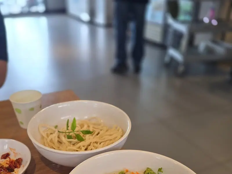 칼국수를 끓이는 모습