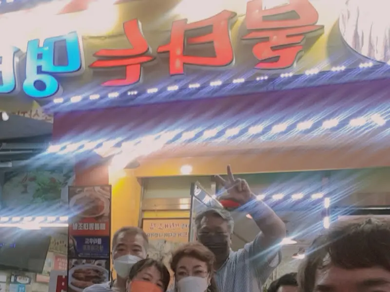 가게 앞에서 찍은 사진