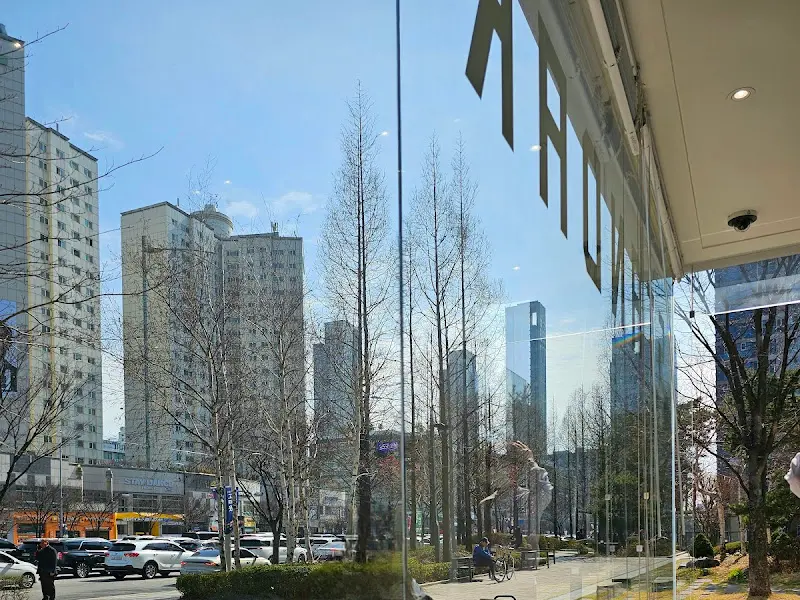 통창으로 보이는 스탠다드스퀘어 외부 전경