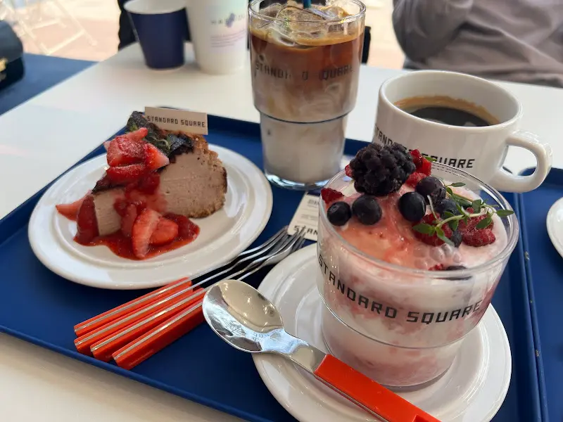 다양한 디저트와 음료