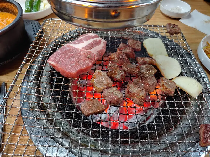 숯불 위에서 노릇하게 익어가는 고기