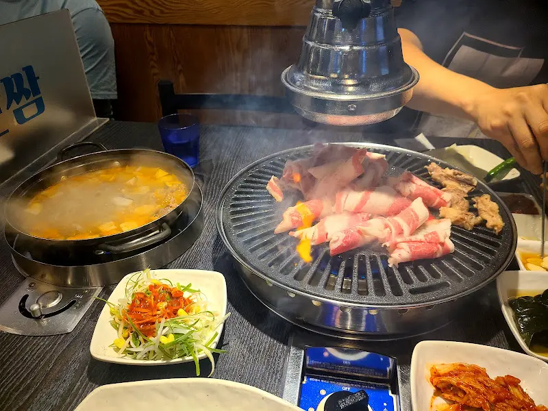 불판 가득 구워지는 고기