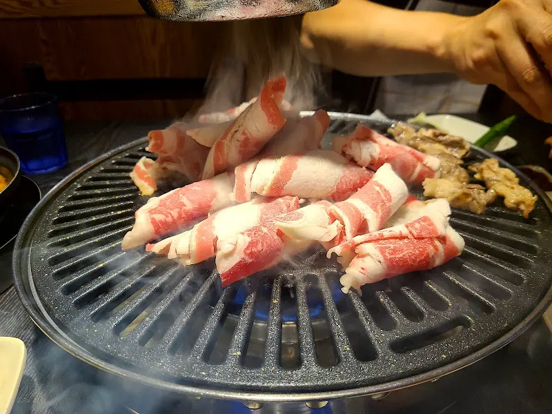 불판에 가득 올려진 우삼겹