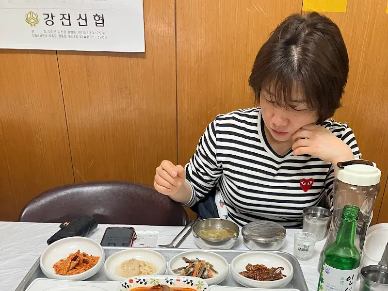 식당에서 식사하는 손님