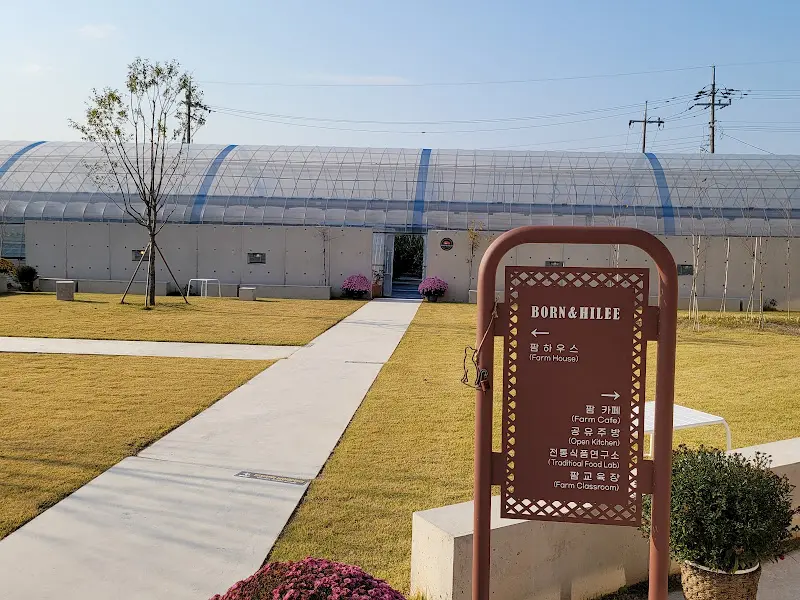 카페 외부 전경