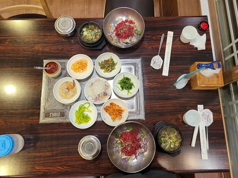 깔끔하게 차려진 육회비빔밥 한 상