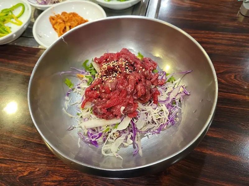 푸짐한 육회비빔밥의 클로즈업 샷