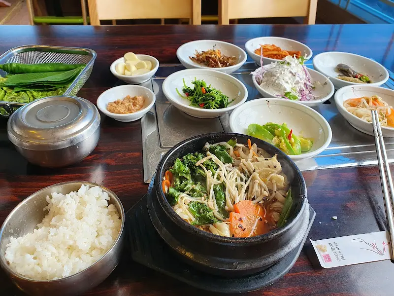 다양한 밑반찬과 밥