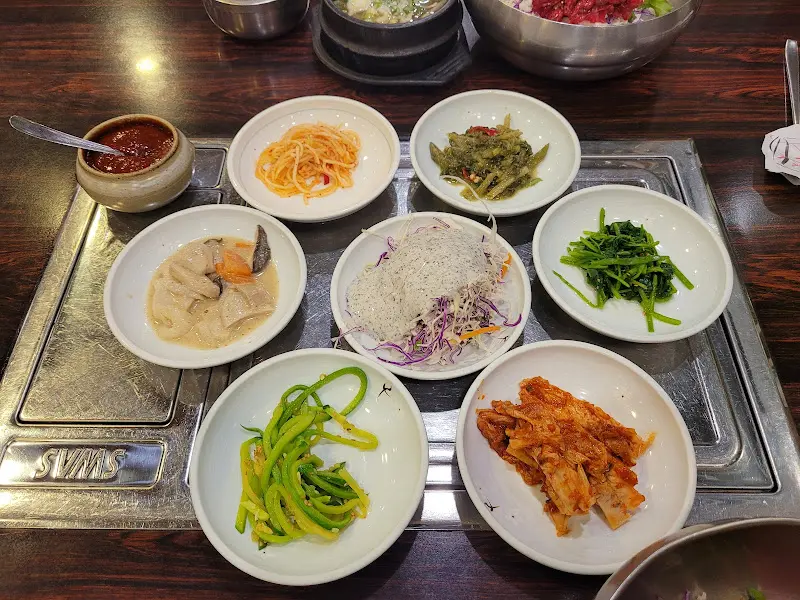 푸짐한 밑반찬 구성