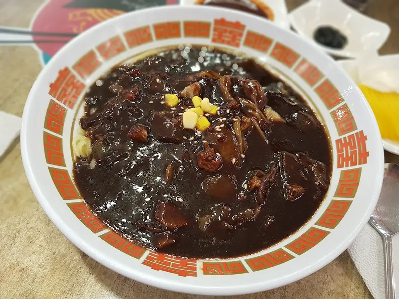 윤기가 흐르는 짜장면