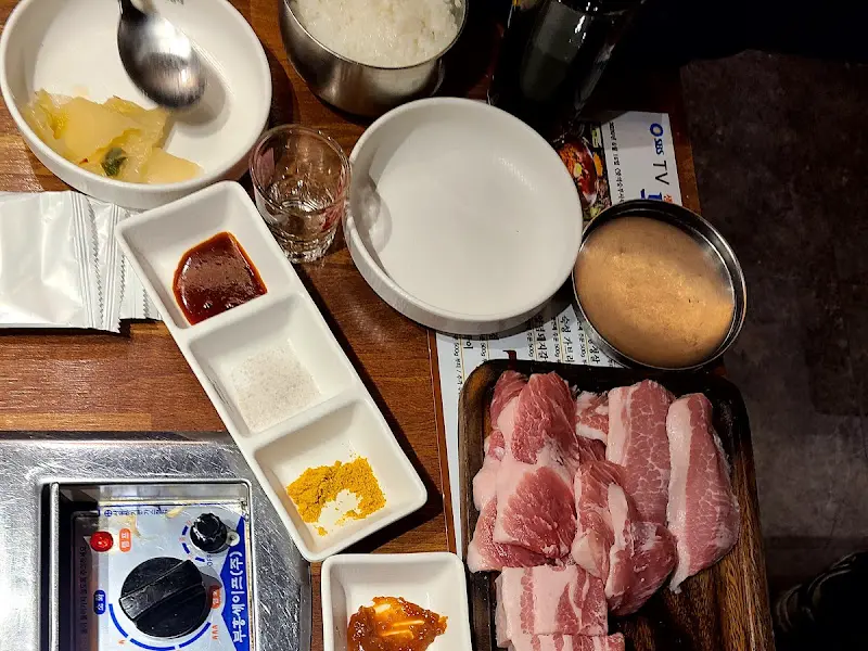 다양한 곁들임 소스와 밑반찬