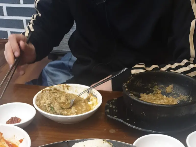 깔끔하게 비워진 뚝배기