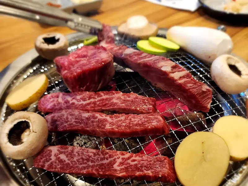 숯불 위에서 구워지는 한우