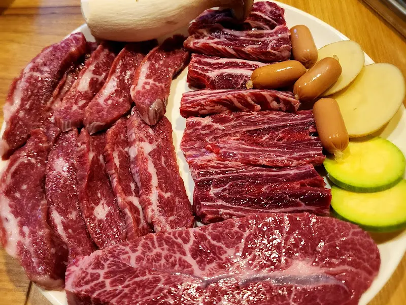 접시에 담긴 한우 모듬