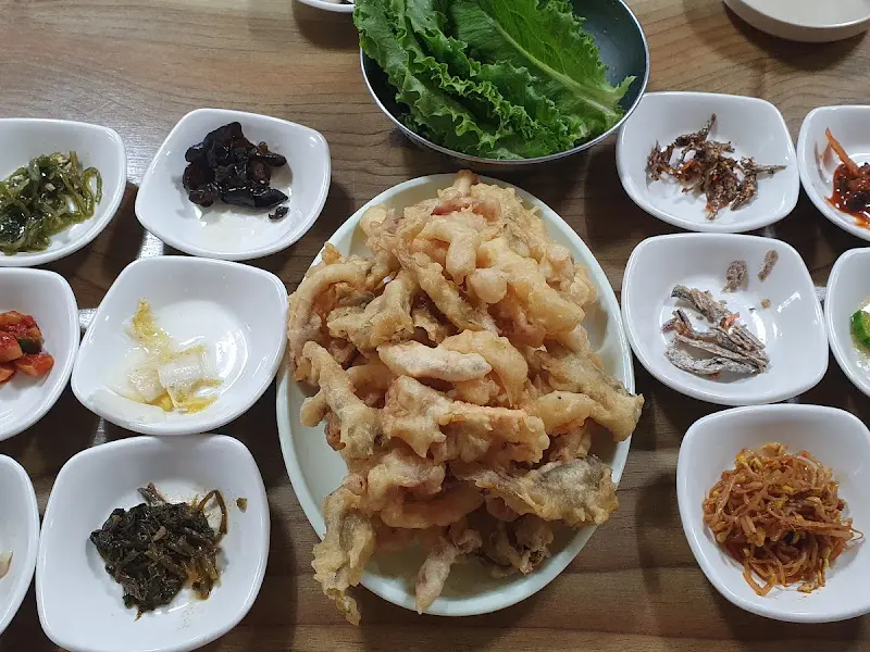 한 상 가득 차려진 튀김과 밑반찬