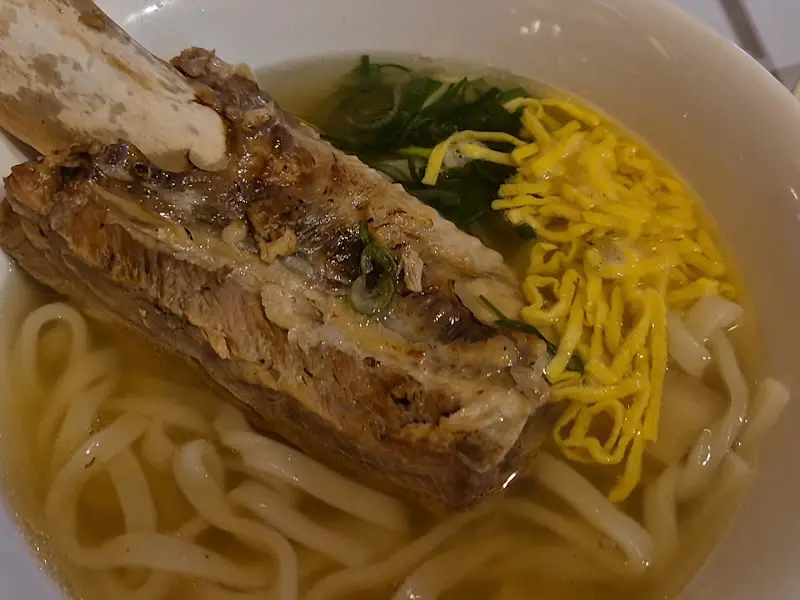 큼지막한 갈빗대가 인상적인 갈비 칼국수