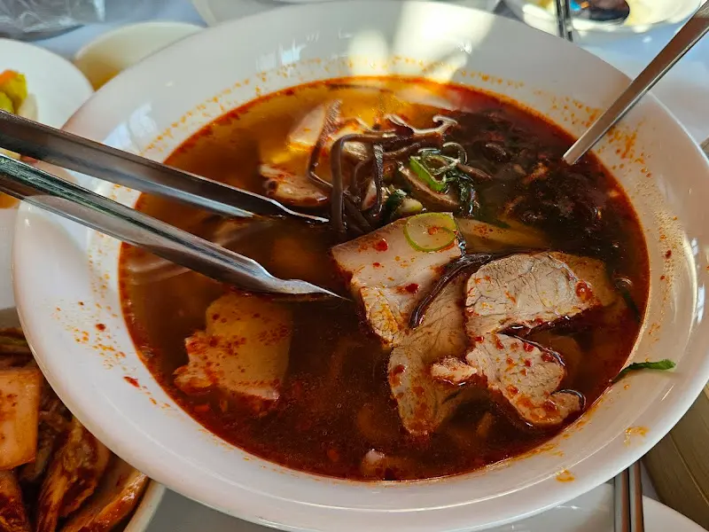 얼큰한 국물이 매력적인 얼큰수육칼국수