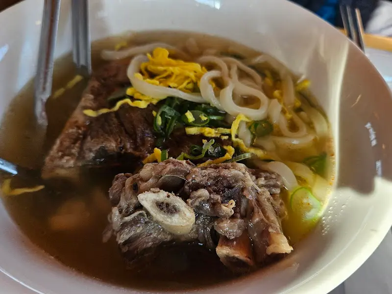 푸짐한 양의 수육이 들어간 얼큰수육칼국수