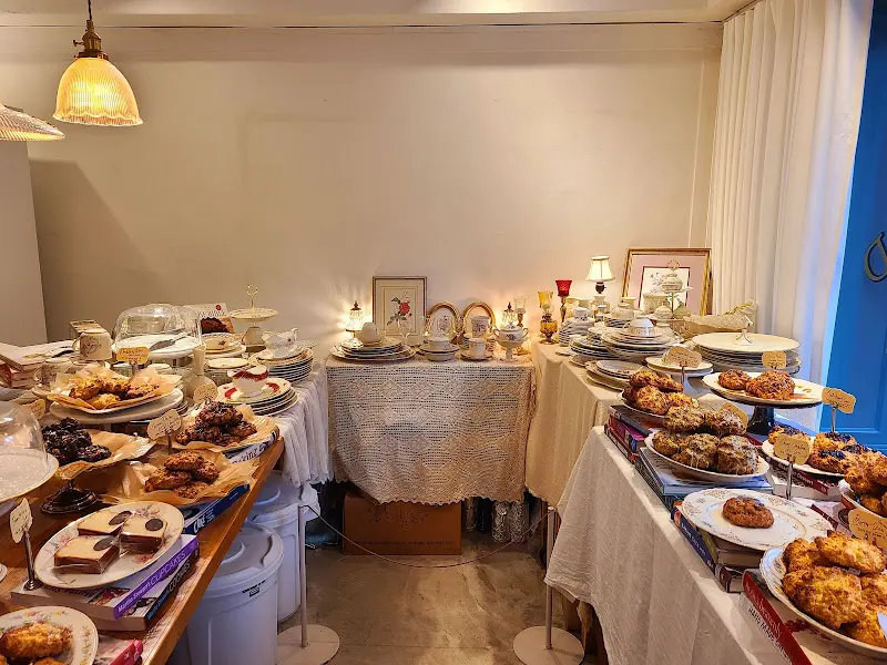 스콘과 쿠키가 가득한 매장 내부