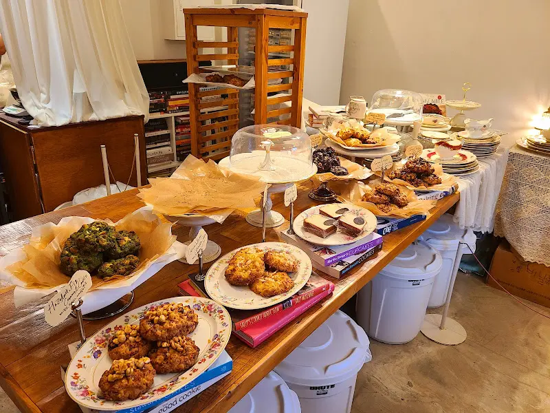 다양한 종류의 스콘과 쿠키 진열대