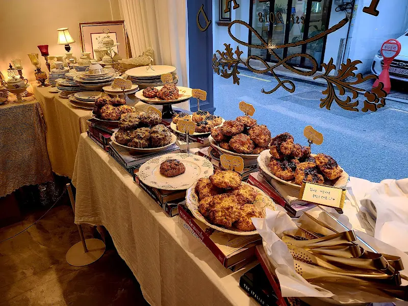 스콘이 담긴 접시