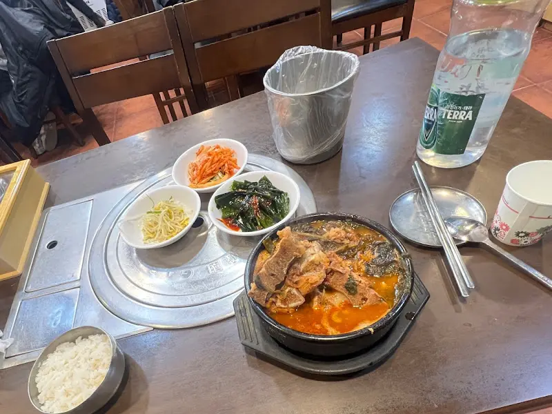 보글보글 끓는 감자탕의 모습