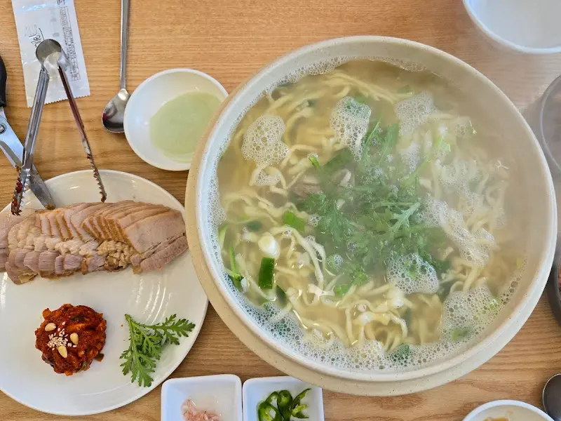 칼국수와 수육의 조화