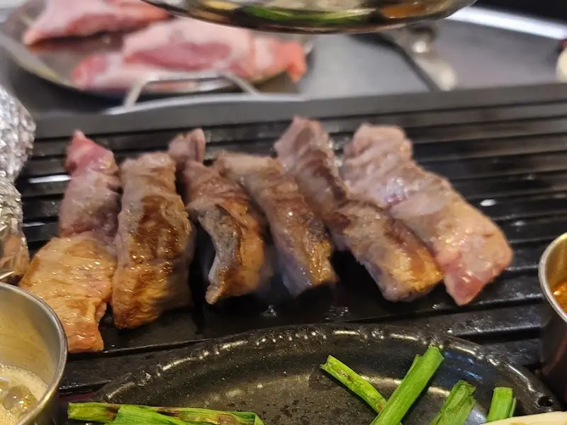 숯불 위에서 익어가는 고기