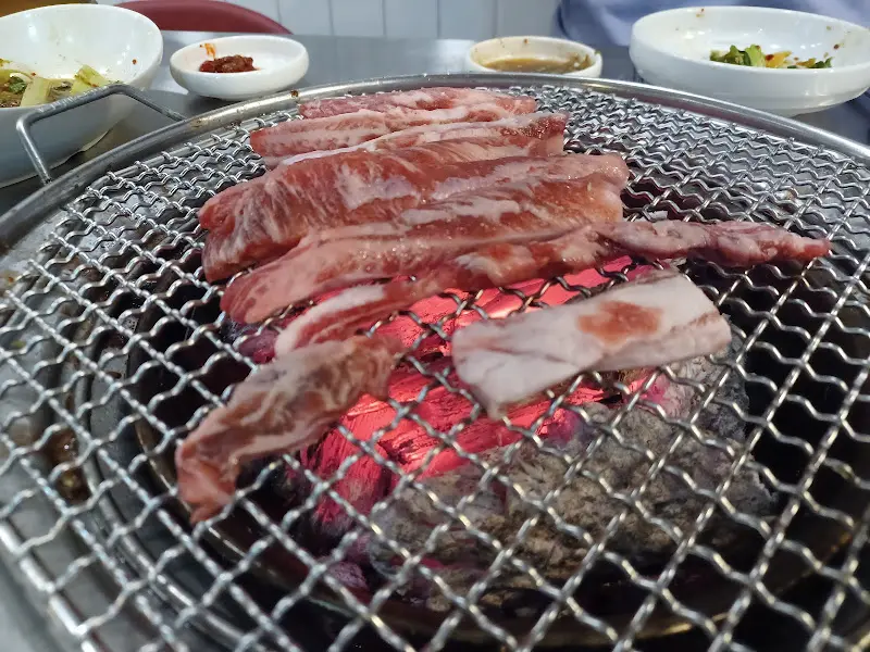숯불 위에 올려진 생갈비