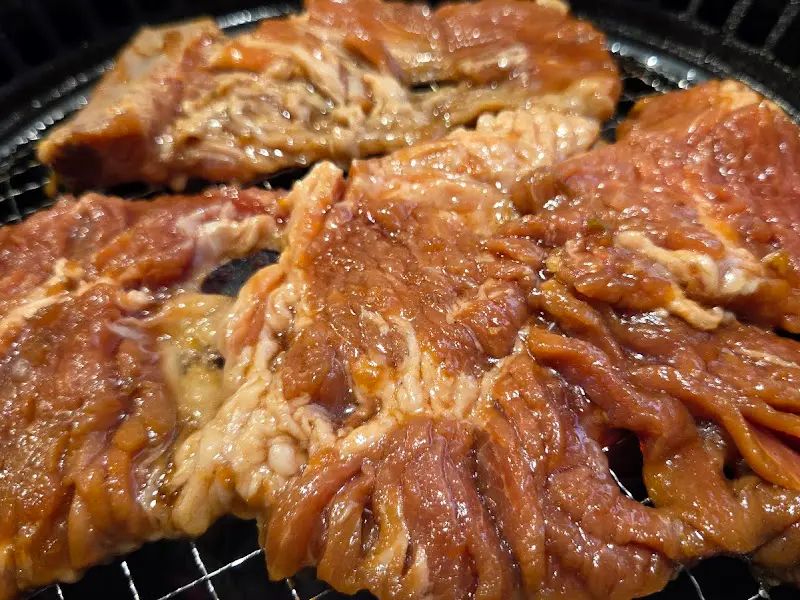 숯불 위에서 구워지는 돼지갈비